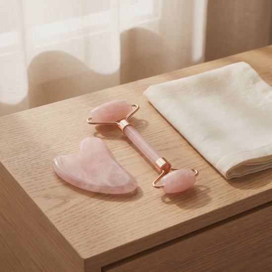 Teaser du Kit Rituel : le duo en quartz rose sur la coiffeuse, la main saisit le gua sha, en boucle